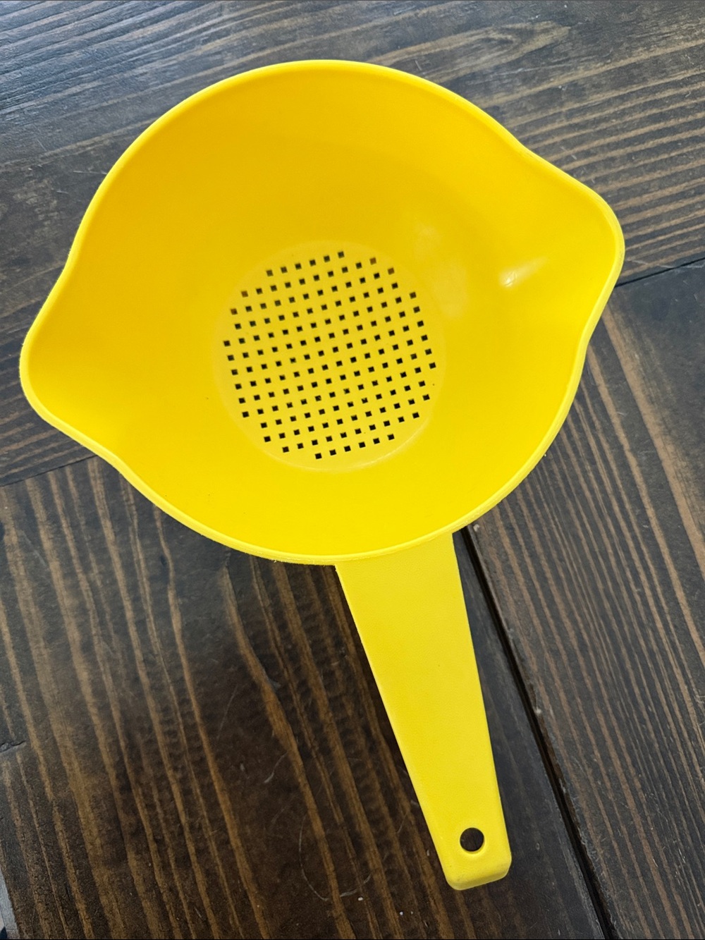 Tupperware Bright Yellow Handheld Strainer with Pour Spouts